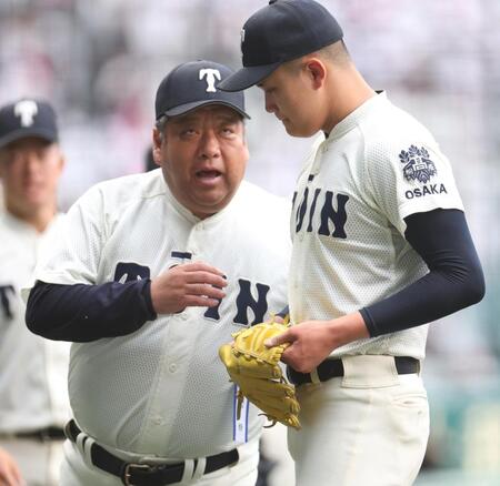 １回を投げ終えた大阪桐蔭・川本晴大（右）は大阪桐蔭・西谷浩一監督の話に耳を傾ける（撮影・中田匡峻）