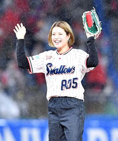 始球式を務めスタンドの拍手に笑顔で応える阿部詩（撮影・開出牧）