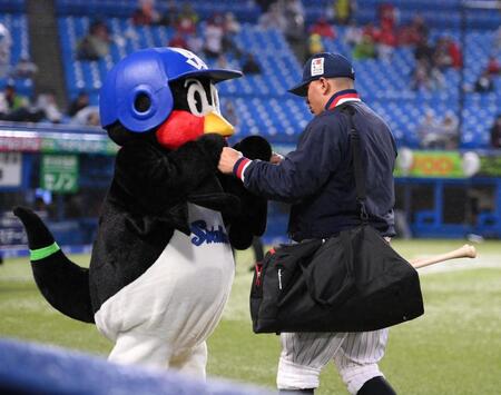 試合前、オスナ（右）とグータッチを交わすつば九郎（撮影・開出牧）