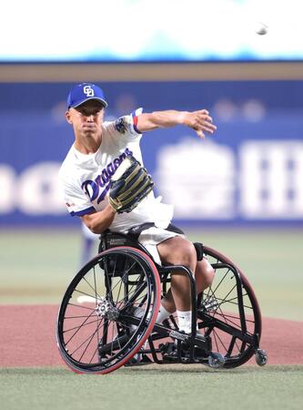 始球式を務める車いすテニスの小田凱人（撮影・西岡正）