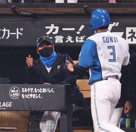 ２回、日本ハム・水野達稀の適時内野安打で生還した日本ハム・郡司裕也（右）を迎える日本ハム・新庄剛志監督＝エスコンフィールド北海道（撮影・中島達哉）