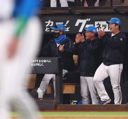 ２回、清宮幸が３ランを放ち、ガッツポーズをする新庄監督（中央）＝撮影・中島達哉