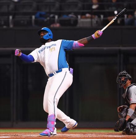 ２回、２者連発となるソロを放つレイエス（撮影・中島達哉）