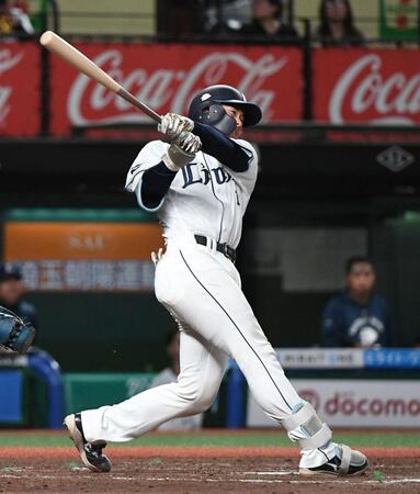 ４回、小島は右越えにプロ初本塁打となる逆転２ランを放つ（撮影・佐藤厚）