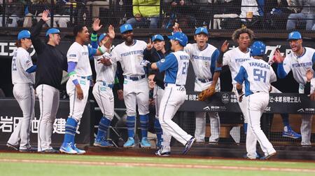 ２回、３ランを放った清宮（中央）を迎える日本ハムナイン（撮影・中島達哉）