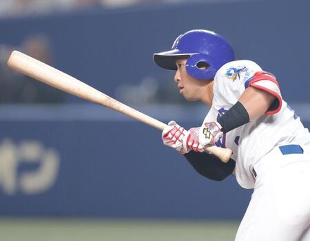 ５回、左前に適時打を放つ田中幹也（撮影・西岡正）