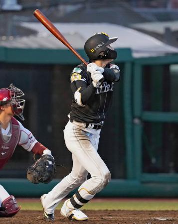 　４回ソフトバンク１死満塁、周東が勝ち越しとなる左犠飛を放つ。捕手太田＝楽天モバイルパーク