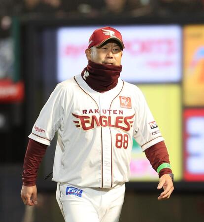８回、選手交代を告げた三木監督（撮影・佐々木彰尚）