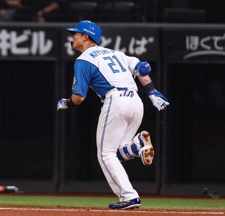 ７回、ソロを放ち、打球の行方を見つめる清宮幸（撮影・中島達哉）