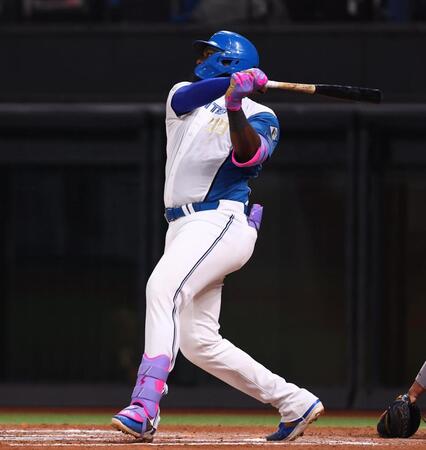 ７回１死、右越えにソロを放つ日本ハムのレイエス＝エスコンフィールド北海道（撮影・中島達哉）