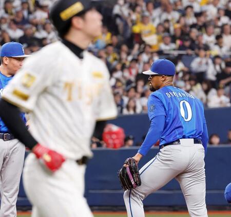 ５回、才木（手前）に四球を与えたデュプランティエ（撮影・西田忠信）