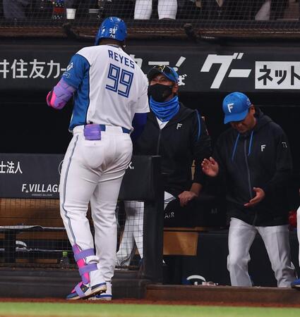 ７回、右越えにソロを放ったレイエス（左）を迎える新庄監督（撮影・中島達哉）