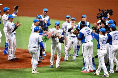 ノーヒットノーランを達成し、ナインと喜び合う日本ハム・細野（中央）＝撮影・中島達哉