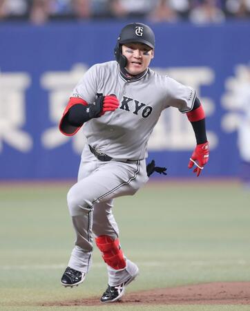 ９回、右越えに勝ち越し二塁打を放ち、三塁へ走る丸（撮影・西岡正）