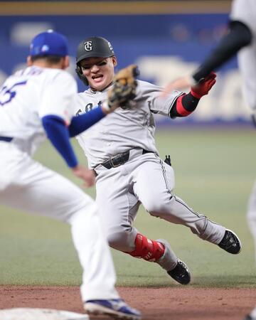 ９回、右越えに勝ち越し二塁打を放ち、三塁を狙うもアウトになる丸（撮影・西岡正）