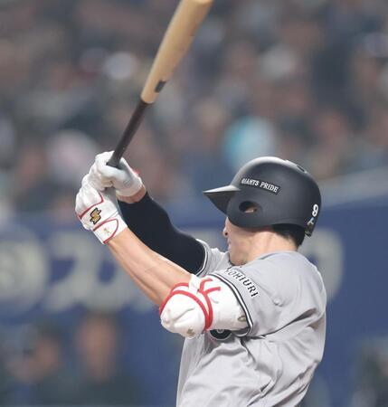 ６回、右前に適時打を放つ松本（撮影・西岡正）