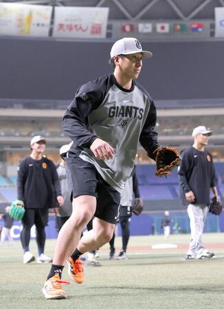 ノックを受ける大勢（撮影・西岡正）