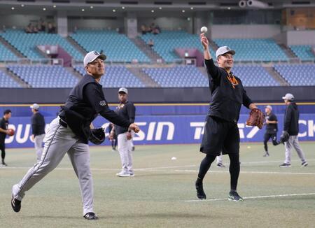 則本（左）と並んでキャッチボールする田中（撮影・西岡正）