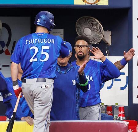 ６回、ソロを放った筒香を迎えるデュプランティエ（右）＝撮影・西田忠信