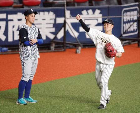 ＤｅＮＡ・松尾（左）と言葉を交わす阪神・坂本（撮影・西田忠信）