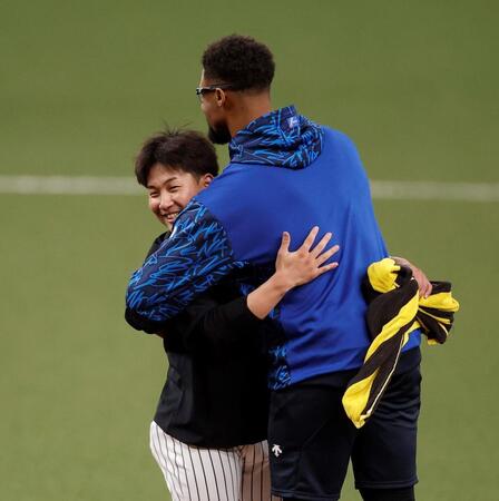 ＤｅＮＡ・デュプランティエ（右）との再会を喜ぶ阪神・伊原（撮影・西田忠信）