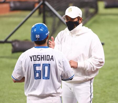 試合前、吉田賢（左）に声を掛ける新庄監督（撮影・中島達哉）