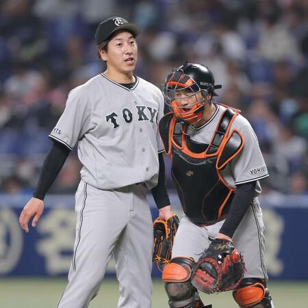 最後を締め、岸田行倫（右）と喜び合う大勢（撮影・西岡正）