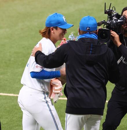 ノーヒットノーランを達成し、新庄監督（右）から迎えられる細野（撮影・中島達哉）