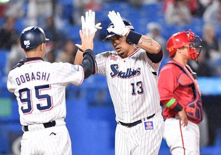 ４回、中越えソロを放ち土橋コーチ（左）とタッチを交わすオスナ（撮影・開出牧）