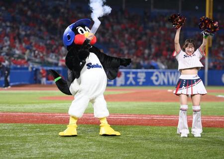 ５回終了後、バズーカタイムに登場したつば九郎（撮影・開出牧）