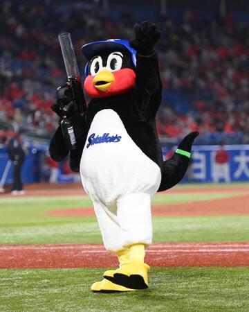 バズーカタイムに登場しスタンドに手を振るつば九郎（撮影・開出牧）