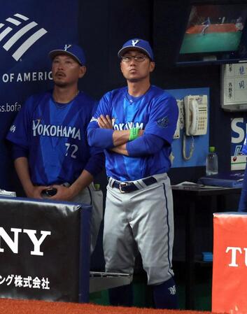 開幕から４連敗、ベンチに渋い表情を見せる相川監督（右）＝撮影・山口登