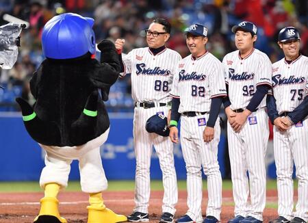 ４連勝しつば九郎（左手前）とグータッチを交わすヤクルト・池山監督（撮影・開出牧）