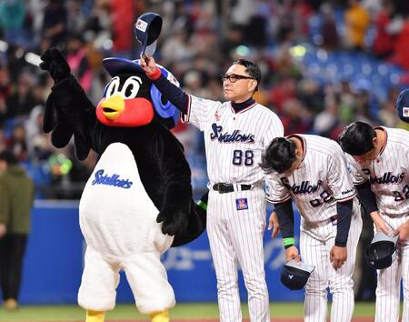 ４連勝しスタンドの歓声に応える池山監督（右から３人目）。左はつば九郎（撮影・開出牧）