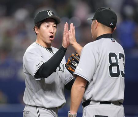 最後を締め、阿部監督（右）とタッチを交わす大勢（撮影・西岡正）