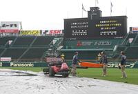 グラウンド整備をする阪神園芸のスタッフ（撮影・高部洋祐）