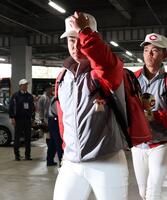 球場入りする智弁学園・杉本真滉（撮影・中田匡峻）