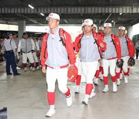 球場入りする（左から）智弁学園・角谷哲人、智弁学園・杉本真滉ら智弁学園ナイン（撮影・中田匡峻）