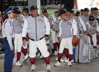 球場入りする大阪桐蔭・西谷浩一監督（中央）ら大阪桐蔭ナイン（撮影・中田匡峻）