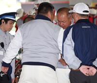 言葉を交わす大阪桐蔭・西谷浩一監督（左）と智弁学園・小坂将商監督（撮影・中田匡峻）