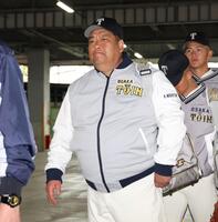 球場入りする大阪桐蔭・西谷浩一監督（撮影・中田匡峻）