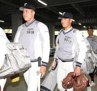 球場入りする（左から）大阪桐蔭・川本晴大、大阪桐蔭・中村勇斗（撮影・中田匡峻）