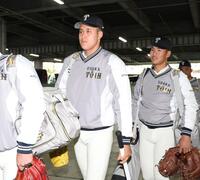 球場入りする大阪桐蔭・川本晴大（左）と大阪桐蔭・中村勇斗（撮影・中田匡峻）