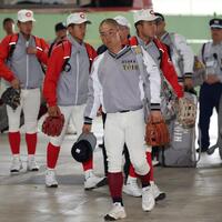 球場入りする主将の大阪桐蔭・黒川虎雅（撮影・中田匡峻）