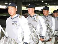 球場入りする大阪桐蔭・吉岡貫介（中央）＝撮影・中田匡峻