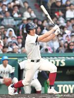 ２回、先制打を放つ大阪桐蔭・中村勇斗（撮影・高部洋祐）
