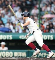 ２回、右前に先制適時打を放つ大阪桐蔭・中村勇斗（撮影・中田匡峻）