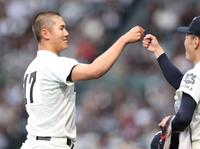 ２回、先制適時打を放ち、ベンチに戻ってナインとタッチを交わす大阪桐蔭・中村勇斗（左）＝撮影・中田匡峻