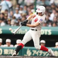 ６回、ライトへ同点ソロを放つ智弁学園・逢坂悠誠（撮影・中田匡峻）