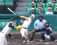 ６回、右翼スタンドへ同点ソロを放つ智弁学園・逢坂悠誠（撮影・立川洋一郎）